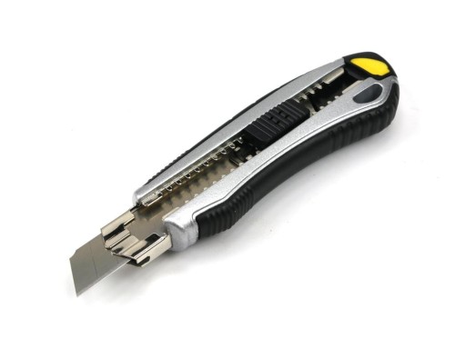 Zdjęcie główne produktu: Nożyk łamany 18mm w aluminiowej obudowie z 6 ostrzami zapasowymi Waryński